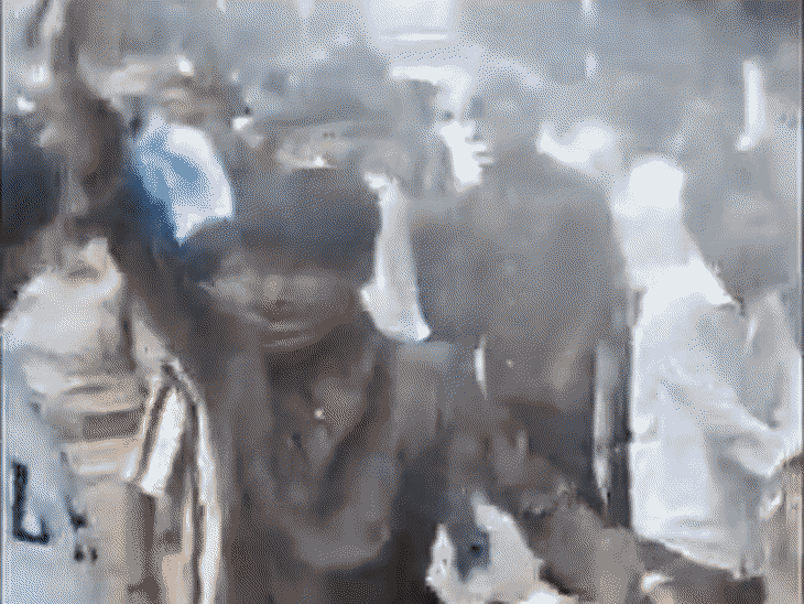
                 NSUI ने जबलपुर में निकाला अर्थी जुलूस:दिल्ली छात्र आंदोलन के समर्थन में प्रदर्शन, पुलिस ने वाटर कैनन का प्रयोग किया 
            