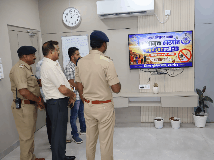 
                 "नशे से दूरी है ज़रूरी-2.0" अभियान से जुड़ी नई पहल:एसपी ने निमाड़ी हरबोला वीडियो लॉन्च किया;सार्वजनिक कार्यक्रमों, शिविरों और कचरा वाहनों के जरिए लोगों तक पहुंचेगा जागरूकता संदेश 
            