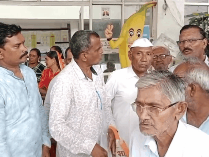 
                 आंधी-तूफान में करोड़ों की फसल हुई थी बर्बाद:50 दिन बाद भी नहीं मिला मुआवजा,किसानों ने जनसुनवाई में गुहार लगाई 
            