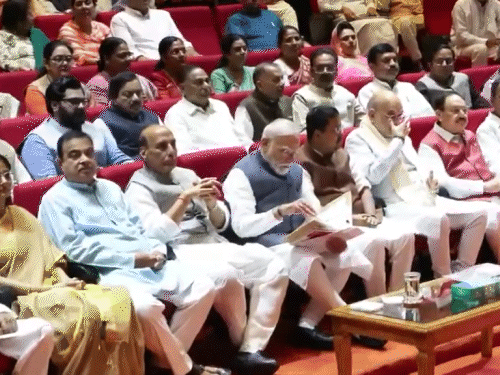मानसून सत्र का दूसरा दिन, NDA संसदीय दल की बैठक:विपक्ष पेपर लीक पर चर्चा की मांग पर अड़ा; कल 6 बार कार्यवाही रोकनी पड़ी