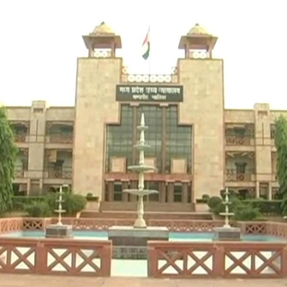 
                 अनधिकृत अनुपस्थिति पर सीधे नौकरी नहीं छीन सकते- हाईकोर्ट:ग्वालियर हाईकोर्ट ने बैंक कर्मचारी की अनिवार्य सेवानिवृत्ति रद्द की, कहा- जानबूझकर अनुपस्थिति साबित होना जरूरी 
            