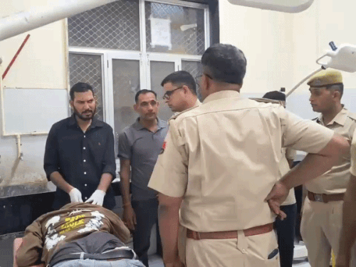 चाय की दुकान पर खड़े युवक पर चाकू से हमला:बाइक पर आए तीन युवकों ने हमला किया, सिर और पैर में आई चोट