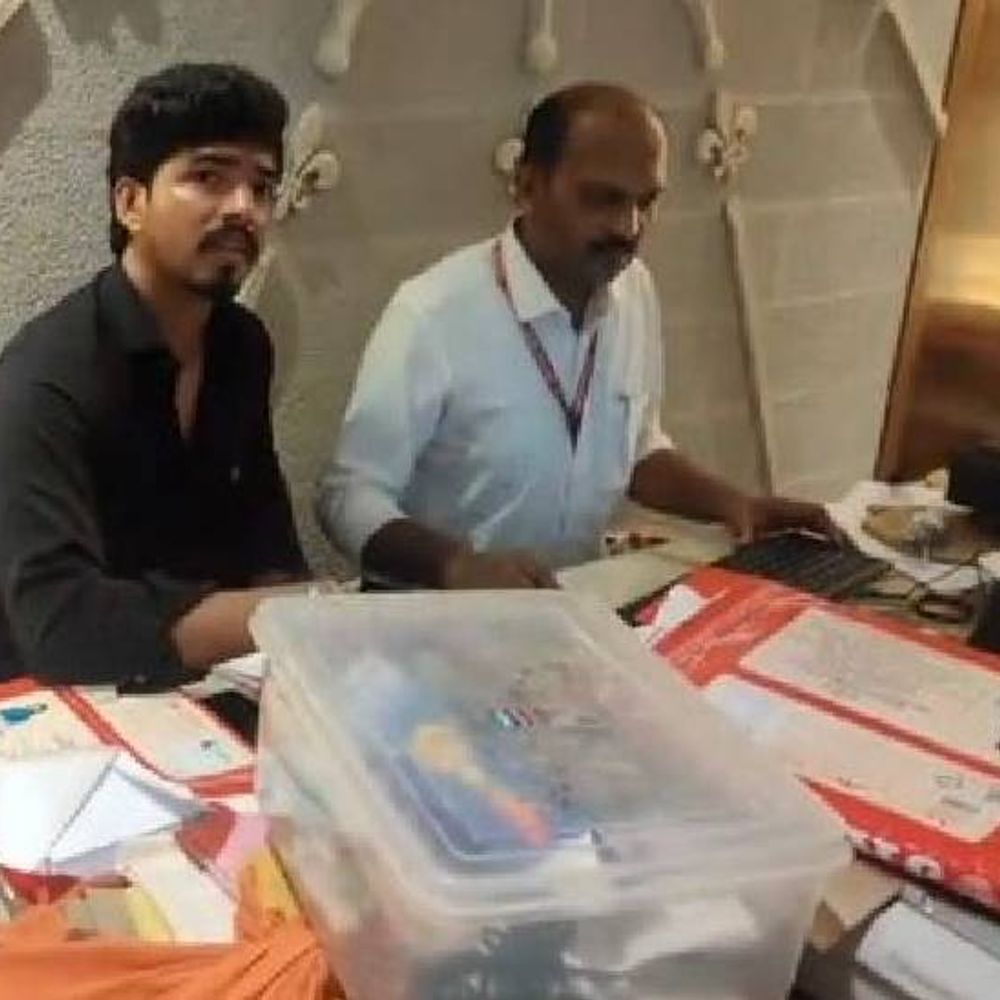 
                 बिजली कंपनी के अधीक्षण यंत्री के 9 ठिकानों पर छापा:आय से 258% ज्यादा निकली संपत्ति, इंदौर, धार, पीथमपुर और मुरैना में लोकायुक्त की कार्रवाई 
            