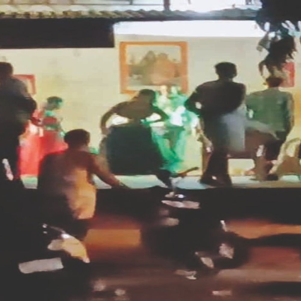 
                 भांडेर के प्रसिद्ध धार्मिक स्थल का मामला:माता के दरबार में अश्लील डांस करते वीडियो वायरल 
            