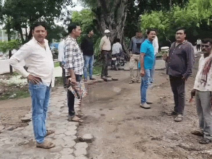 
                 गौरी सरोवर से सटे मकानों पर लगे लाल निशान:एनजीटी में 4 अगस्त को पेश होगी रिपोर्ट, 100 मीटर दायरे के मकानों को किया चिन्हित 
            