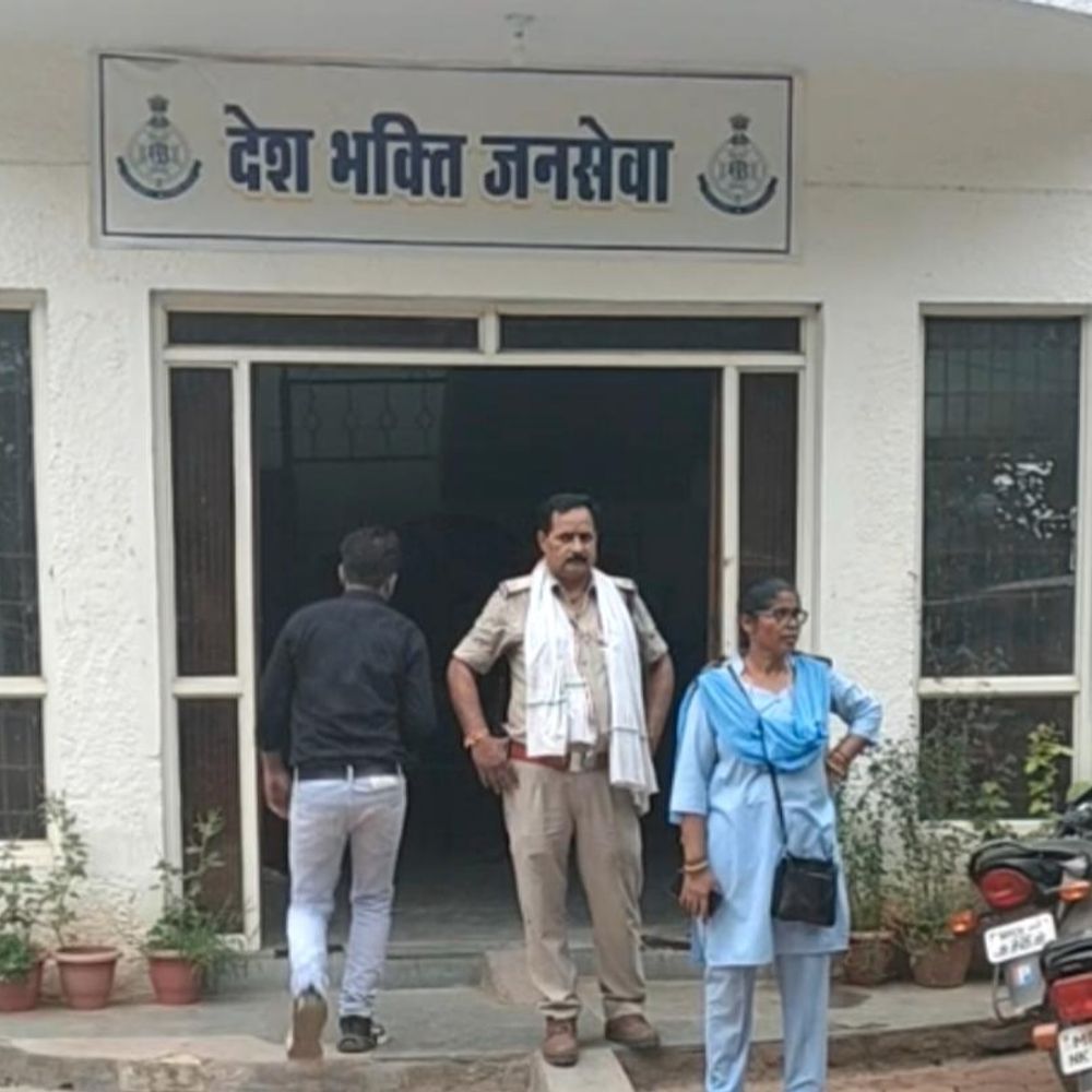 
                 मुनाफे के झांसे में कारोबारी से 15 लाख की ठगी:व्हाट्सएप कॉल से शेयर निवेश का झांसा, कारोबारी से 15.27 लाख ठगे; मुनाफा देकर जीता भरोसा 
            