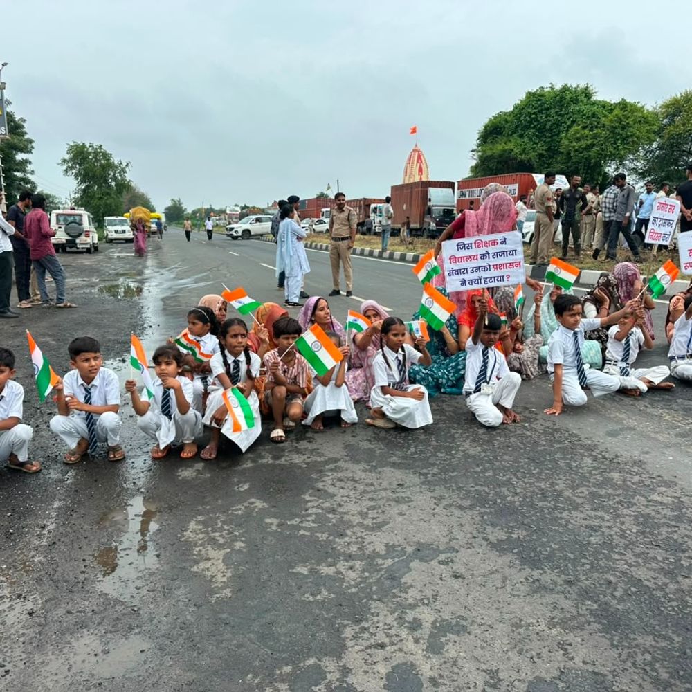 
                 शिक्षक का ट्रांसफर ऑर्डर निरस्त कराने फोरलेन पर बैठे छात्र:रतलाम कलेक्ट्रेट में दे चुके हैं धरना; 15 दिन के लिखित आश्वासन पर खत्म हुआ प्रदर्शन 
            