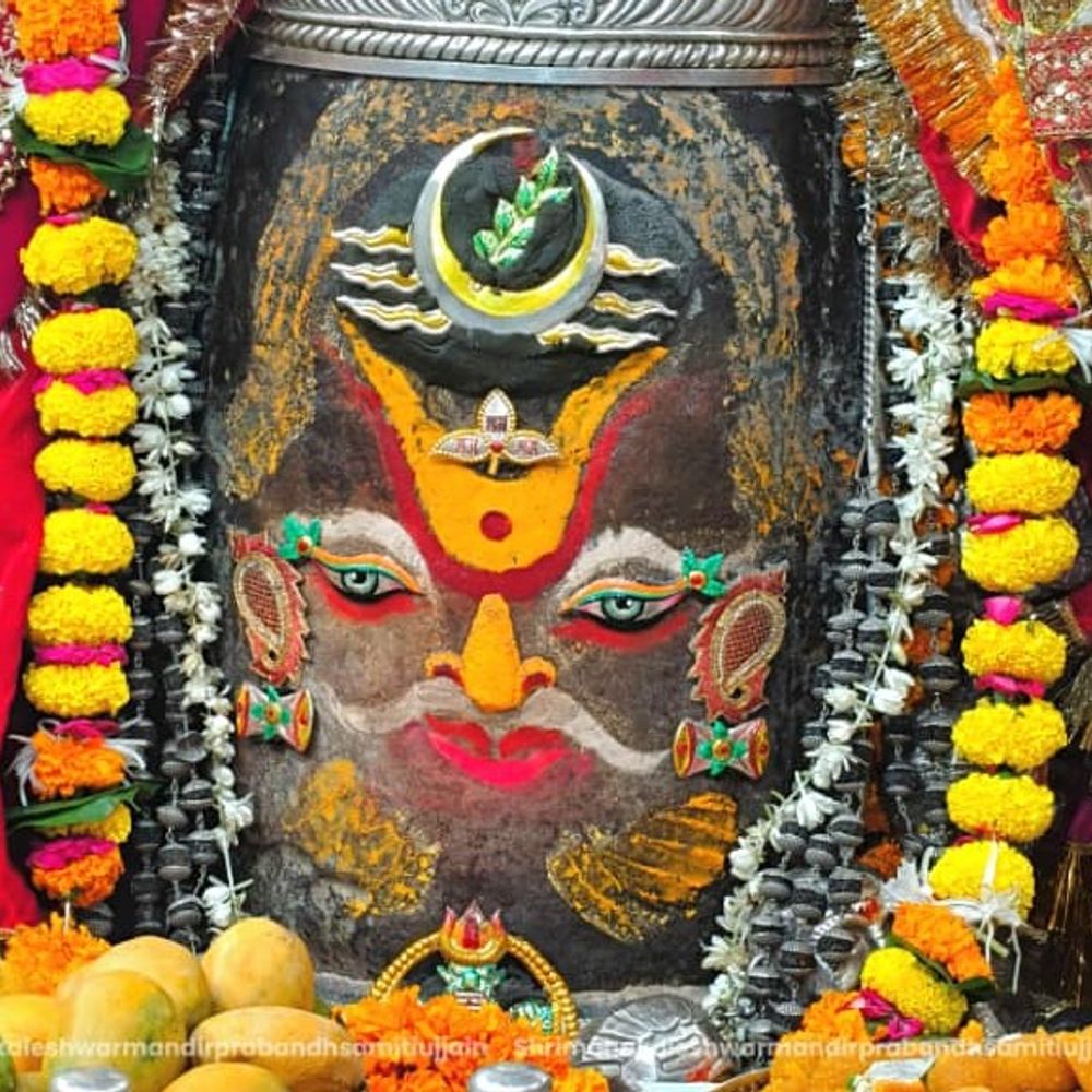 
                 मंगलवार भस्म आरती दर्शन:भगवान महाकाल का रजत चंद्र, त्रिशूल, त्रिपुण्ड, ड्रायफ्रूट से राजा स्वरूप शृंगार 
            