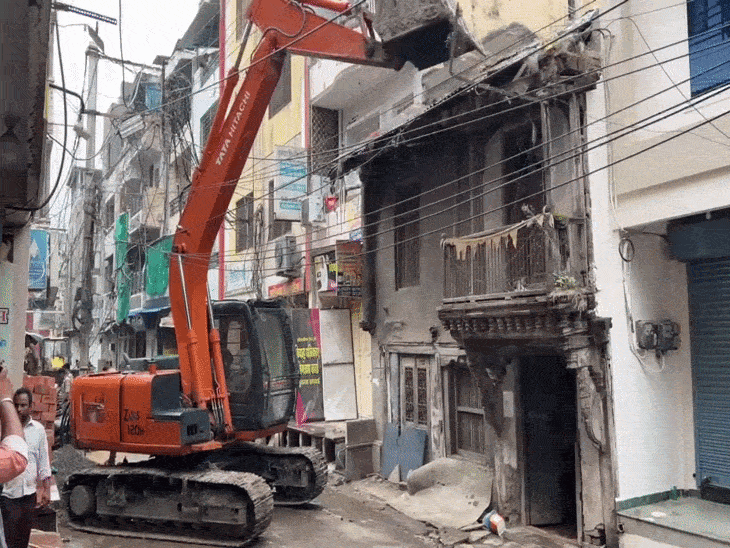 
                 इंदौर में डॉक्टर का 90 साल पुराना मकान तोड़ा:पोकलेन मशीन का पंजा लगते ही उड़ा धूल का गुबार, नगर निगम ने की कार्रवाई 
            