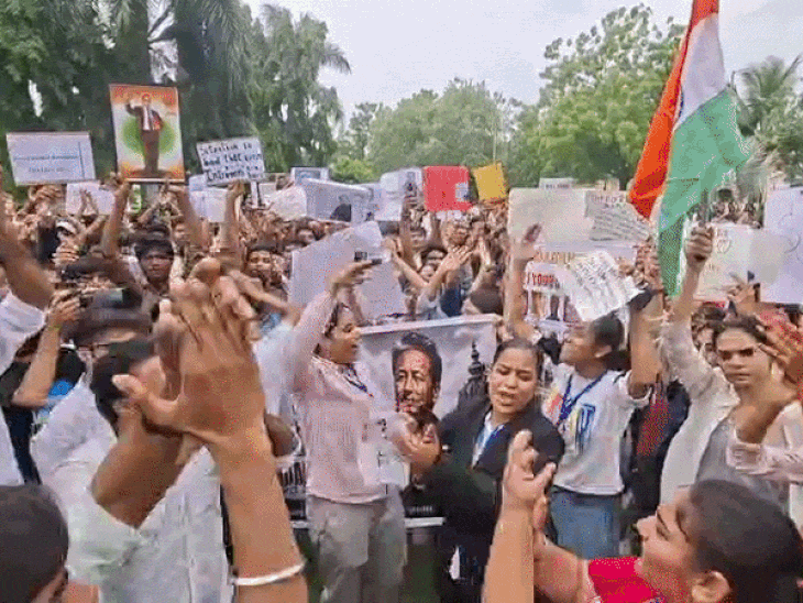 नीट पेपर लीक के विरोध में युवाओं का प्रदर्शन:केंद्रीय शिक्षामंत्री का इस्तीफा मांगा, उदयपुर में नीट अनियमितताओं पर फूटा आक्रोश