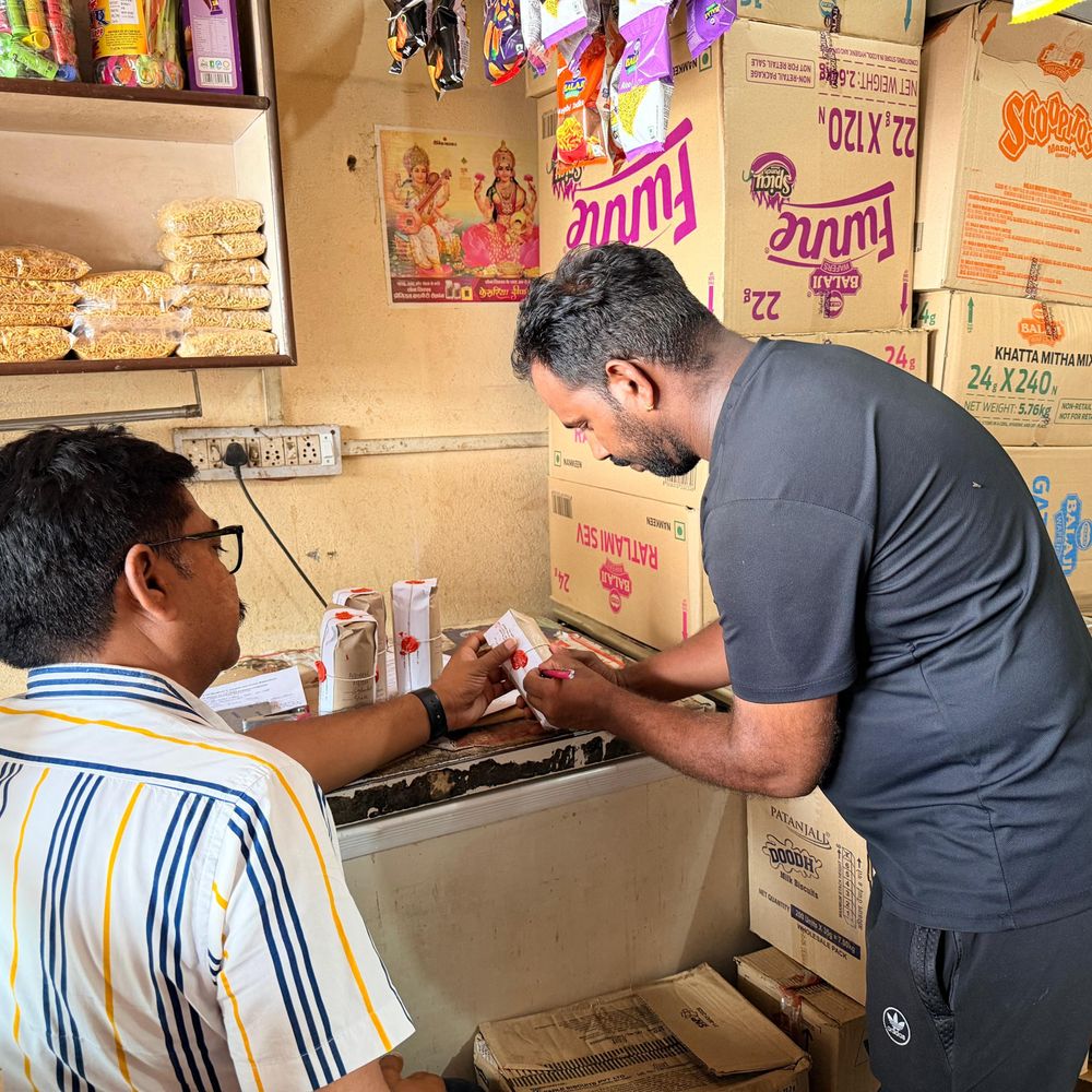 सलूंबर में नकली घी की आशंका, 15 किलो जब्त:5 नमूने लैब भेजे, वनस्पति घी के डिब्बे और सोयाबीन तेल के कैन मिले