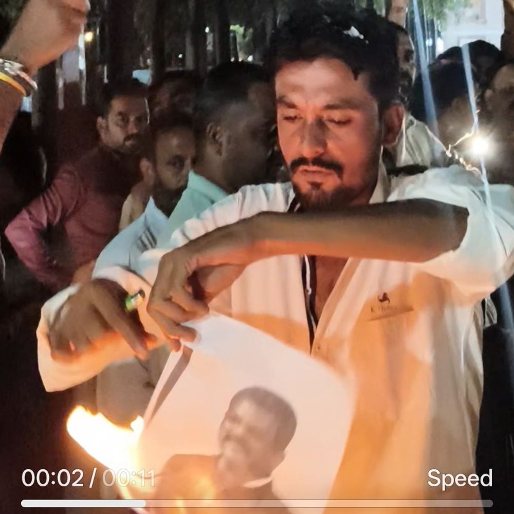 
                 राहुल गांधी की हिरासत के विरोध में कांग्रेस का प्रदर्शन:देवास में जलाए पोस्टर, केंद्र सरकार के खिलाफ की नारेबाजी 
            