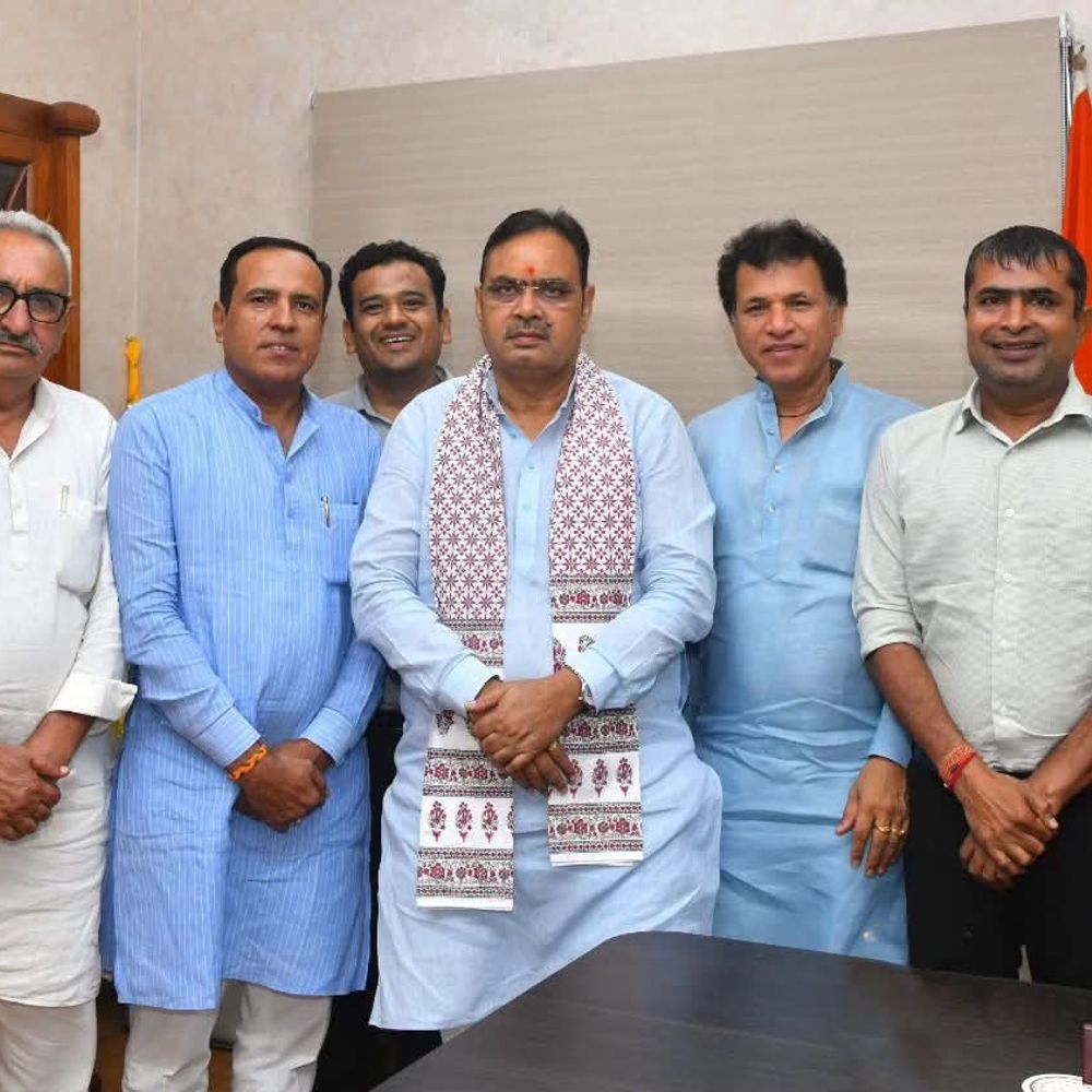 सीएम से मिले व्यापारी-जनप्रतिनिधि, कपड़ा उद्योग शुरू करने की मांग:बोले- श्रमिकों, कारोबारियों पर संकट, कार्रवाई का दिया आश्वासन