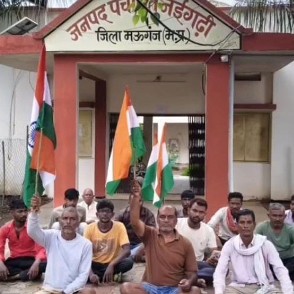 
                 10 लाख स्वीकृत फिर भी नहीं बनी सड़क:सिगटी कला के ग्रामीणों का नईगढ़ी जनपद कार्यालय में अनशन; बोले- राशि गबन की जांच हो 
            
