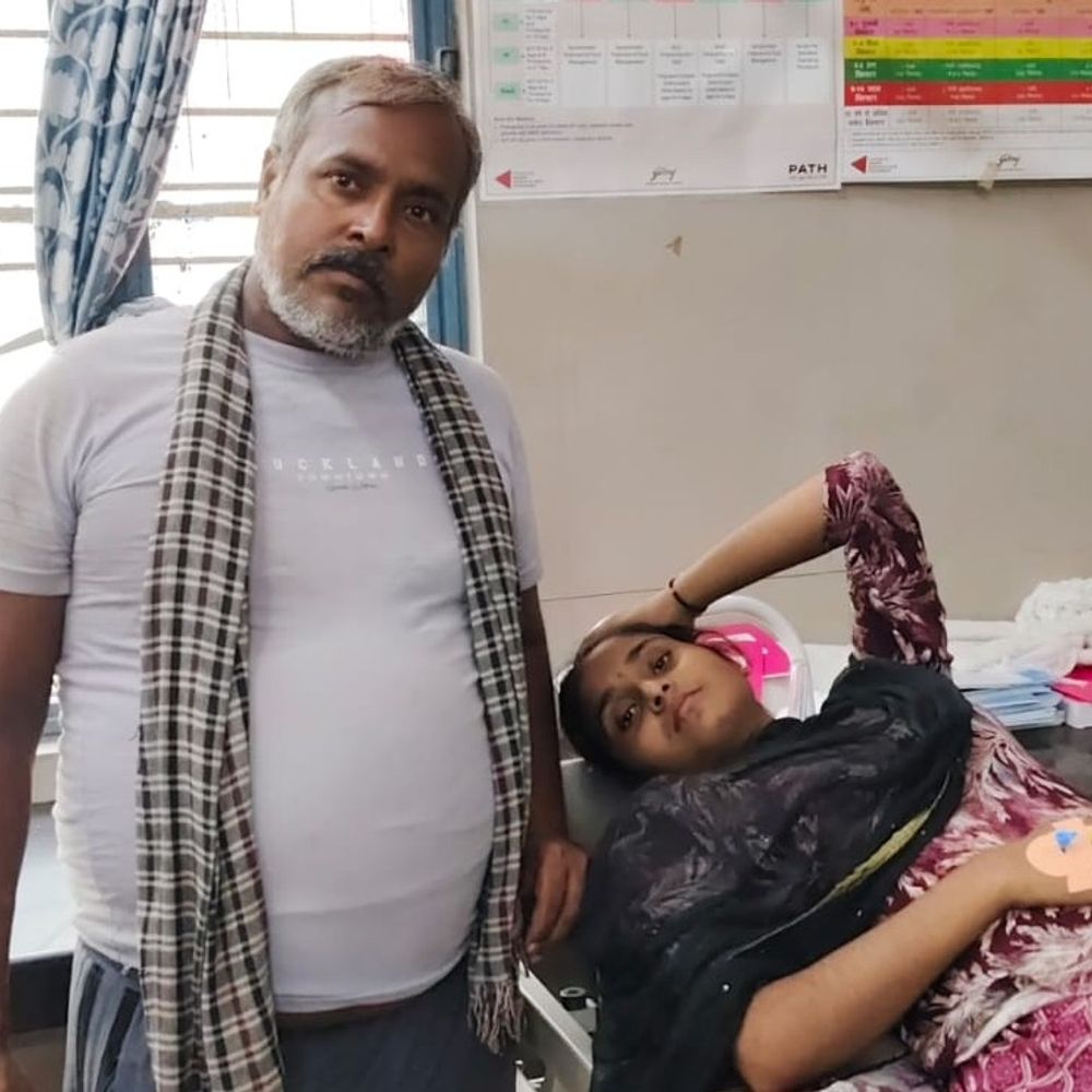 बागपत में सफाई करते वक्त लड़की को सांप ने डसा:8 इंजेक्शन लगाने के बाद हायर सेंटर रेफर, चार दिन में भाई को भी तीन बार काटा