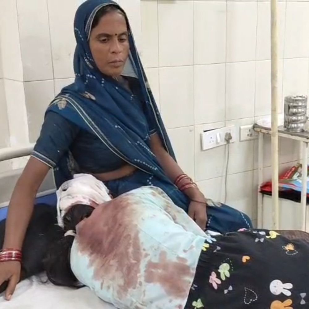 
                 सागर में युवती पर कुल्हाड़ी से हमला, गंभीर:आपसी विवाद को लेकर पड़ोसन ने की मारपीट; थाने में नहीं मिली पुलिस 
            
