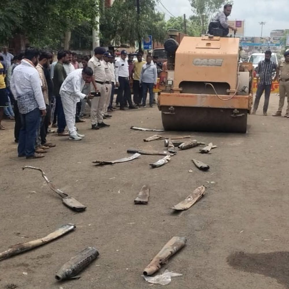 
                 गुना में मॉडिफाइड साइलेंसरों पर चला रोलर:ट्रैफिक पुलिस ने 80 साइलेंसर किए थे जप्त; पटाखा फोड़ने वालों पर 1.25 लाख जुर्माना 
            