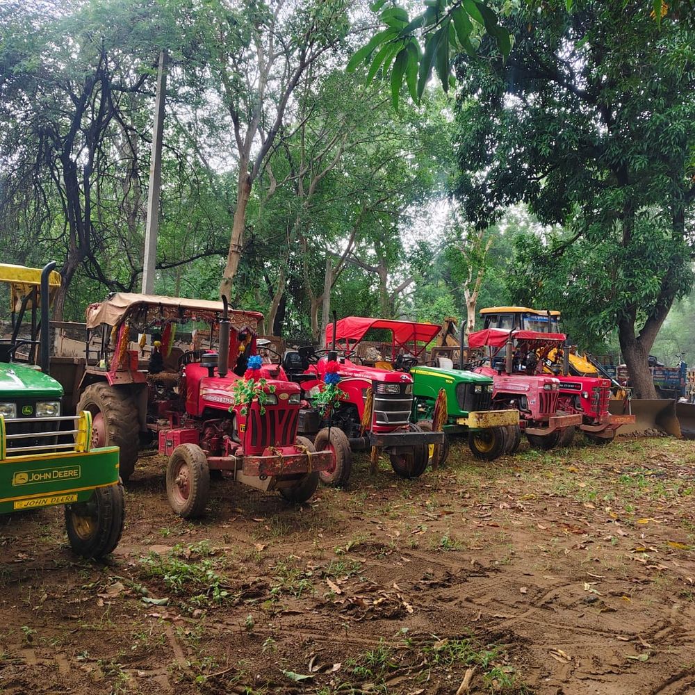 अवैध बजरी खनन कर रहे डम्पर, 2 जेसीबी, 10-ट्रैक्टर जब्त:2 थानों ने मिलकर कार्रवाई की, 6 आरोपी गिरफ्तार