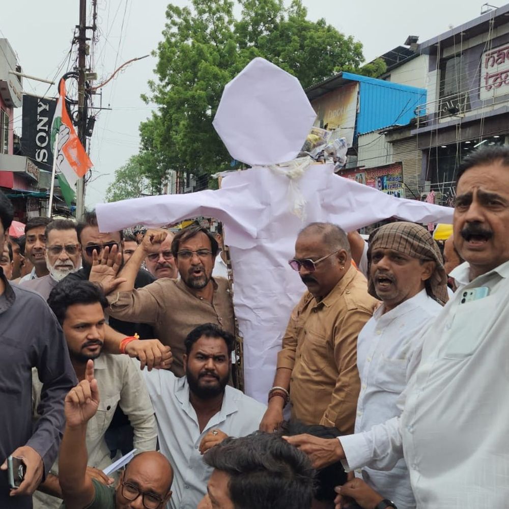 
                 राहुल-प्रियंका की गिरफ्तारी, छात्रों पर लाठीचार्ज का विरोध:खंडवा में यूथ कांग्रेस का प्रदर्शन, पीएम मोदी का पुतला फूंका 
            