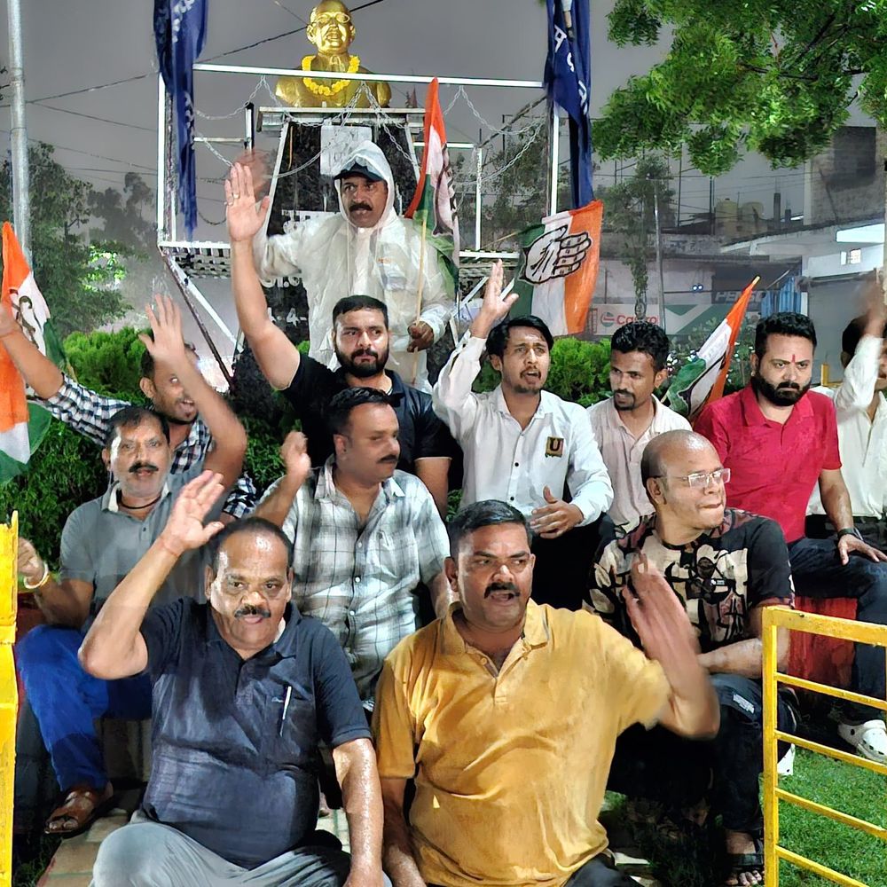 
                 नर्मदापुरम में कांग्रेसियों का भीगते पानी प्रदर्शन:दिल्ली में विद्यार्थियों पर हुए लाठीचार्ज और राहुल गांधी से दुर्व्यवहार के विरोध में उतरे कांग्रेसी 
            