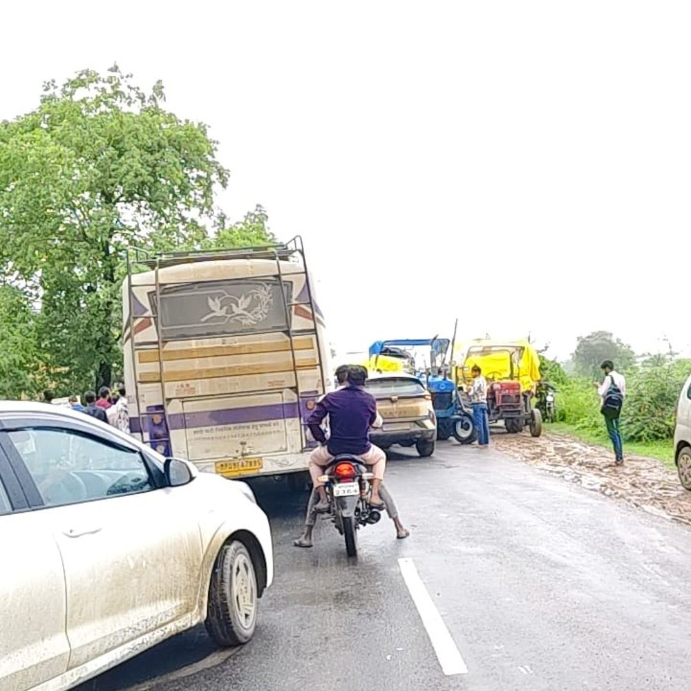 
                 नर्मदापुरम-पिपरिया स्टेट हाईवे पर चक्काजाम:मूंग साफ कराने का कहने पर बिफरे किसान, 5 मिनट में खुला 
            