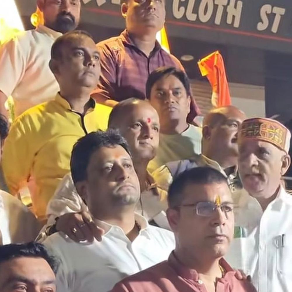 
                 राहुल गांधी की गिरफ्तारी के विरोध में कांग्रेस का प्रदर्शन:फव्वारा चौक पर कार्यकर्ताओं ने दिया धरना;रिहाई की खबर मिलते ही खत्म हुआ धरना 
            