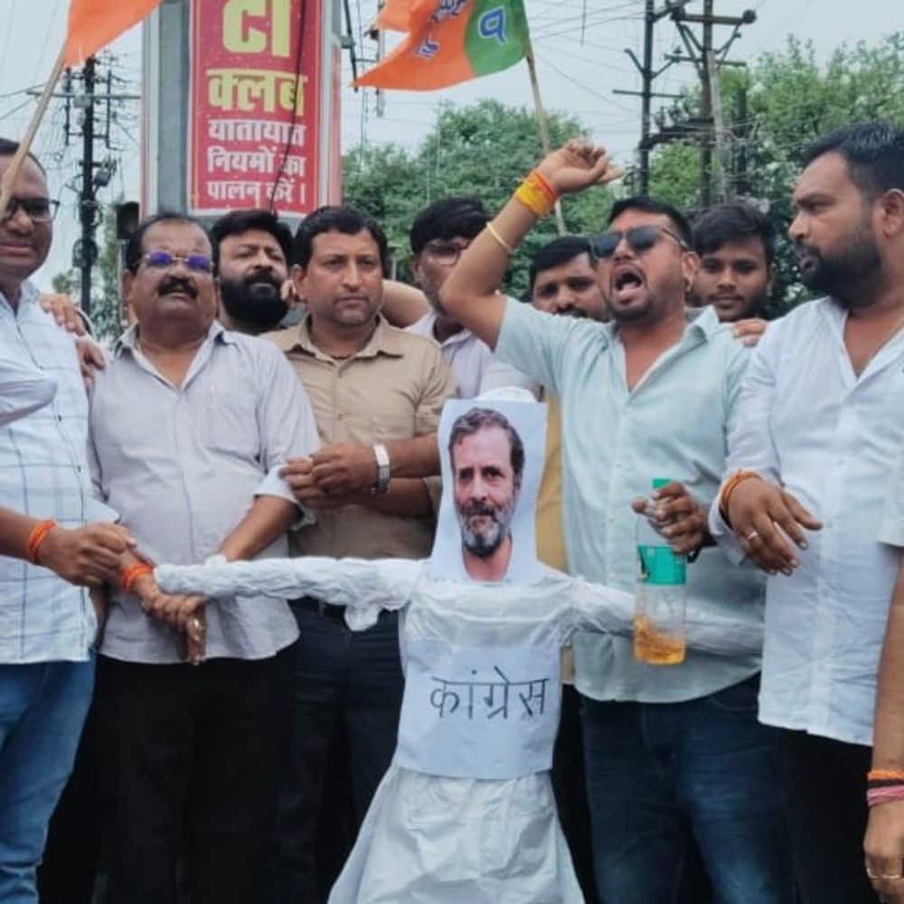 
                 पीएम मोदी के खिलाफ "नीम का पत्ता कड़वा है..लगाए नारे:छिंदवाड़ा में सियासत गरमाई, BJYM ने राहुल गांधी का पुतला फूंका 
            