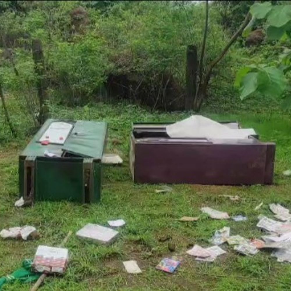 
                 घर में लोग सोते रहे, 3 लाख का सामान चोरी:अनूपपुर में आधी रात रोशनदान से घुसे बदमाश, मां-बेटी को भनक तक नहीं लगी 
            