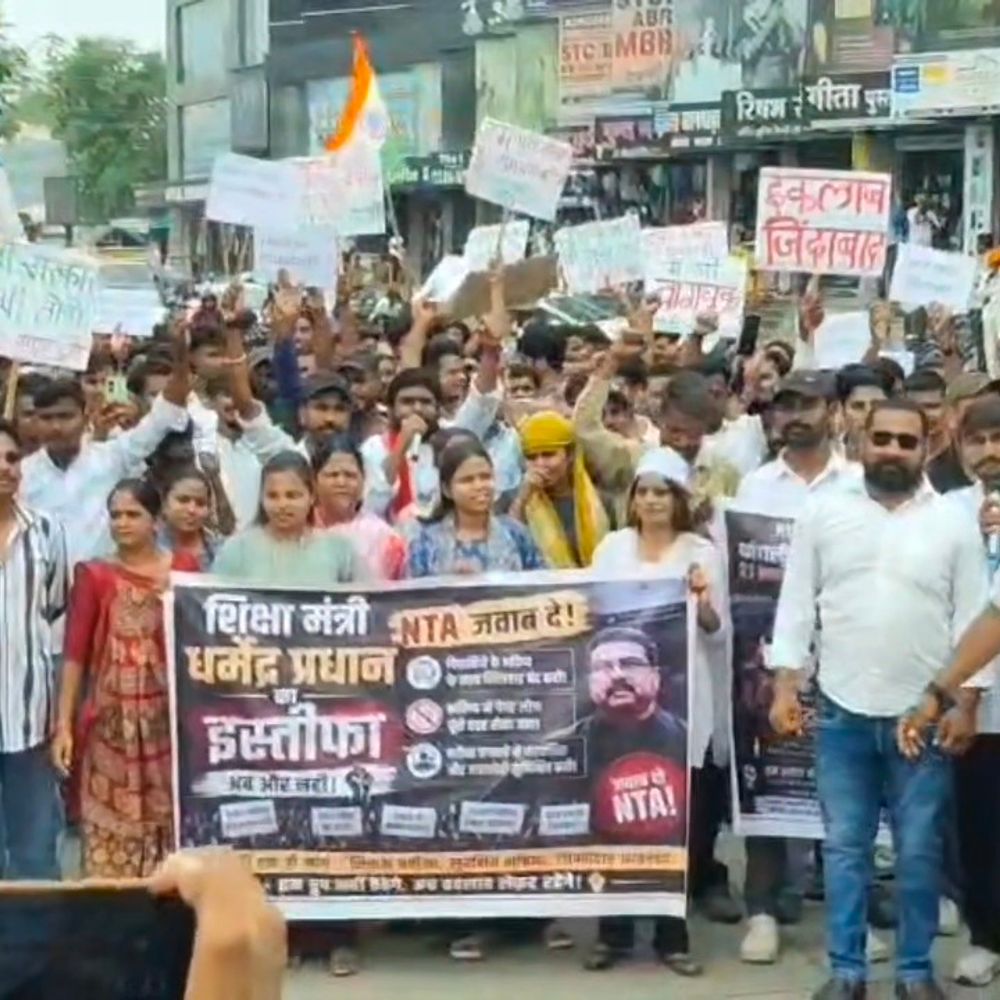 नीट पेपर लीक पर कांग्रेस का प्रदर्शन:छात्रों पर लाठीचार्ज का किया विरोध, शिक्षा मंत्री धर्मेंद्र प्रधान का इस्तीफा मांगा