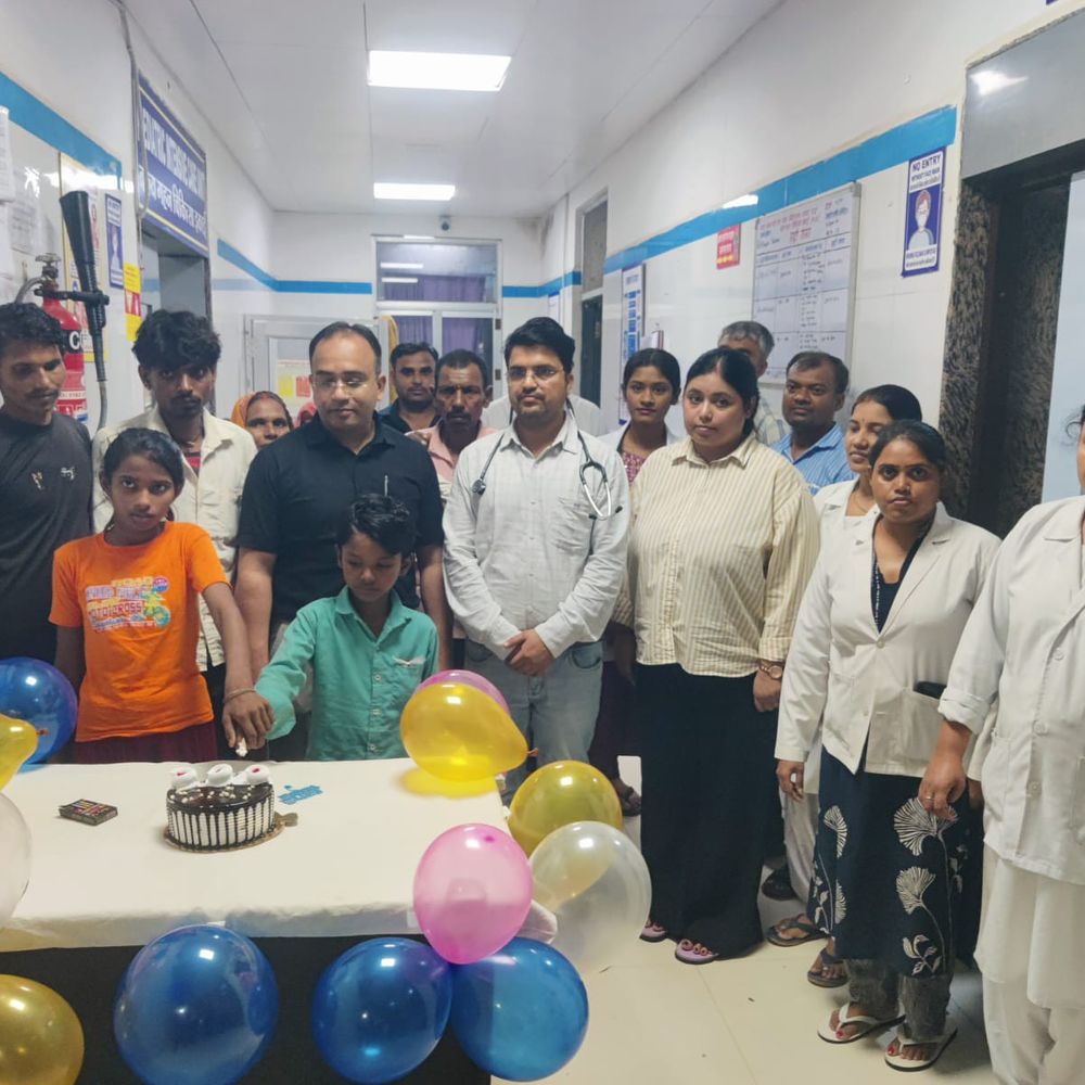 
                 सतना अस्पताल में गूंजी तालियां, केक काटकर मनाया जश्न:सर्पदंश के बाद 12 दिन जिंदगी की जंग लड़ी, अब मुस्कुराते बच्चों की हुई भावुक विदाई 
            