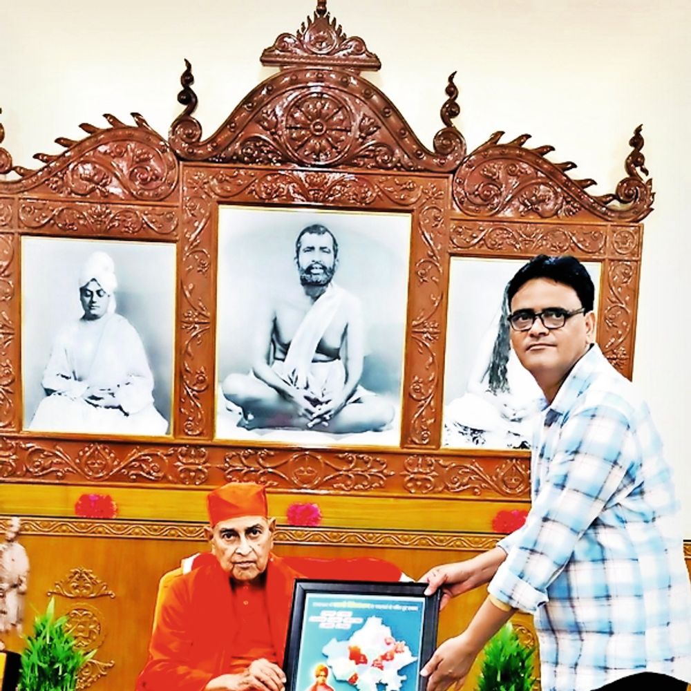 जुल्फिकार ने बेलूर मठ अध्यक्ष को पुस्तकें दी