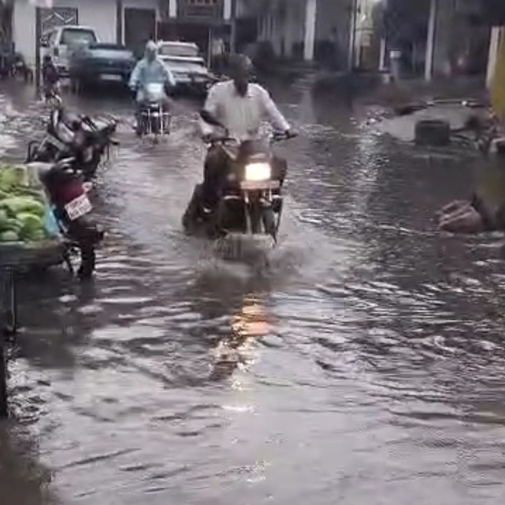 
                 देवास में मानसून सक्रिय, एक घंटे तक तेज बारिश:गर्मी-उमस से मिली राहत, किसानों के चेहरे खिले; कई इलाकों में जलभराव से परेशानी 
            