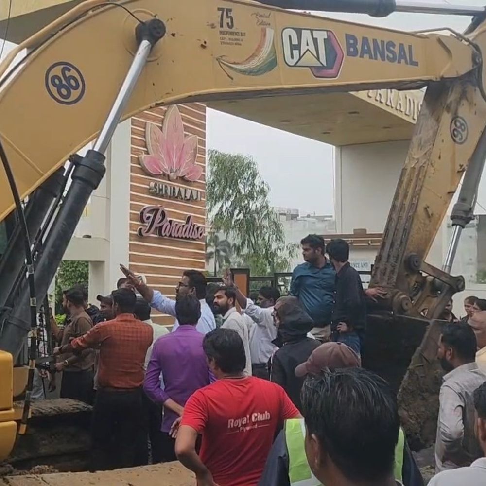 
                 गेट हटाने पहुंची नगर पालिका, 300 परिवारों का विरोध:विदिशा में NHAI की शिकायत पर बालाजी पैराडाइज पहुंची टीम, एसडीएम ने रोकी कार्रवाई 
            