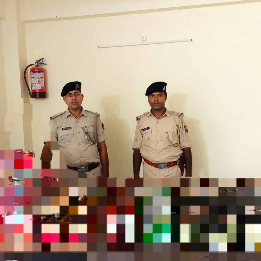 हथौड़ी में ढाई लाख की विदेशी शराब जब्त:पुलिस ने छापेमारी में तस्कर भाग निकला, 163.56 लीटर लिकर जब्त