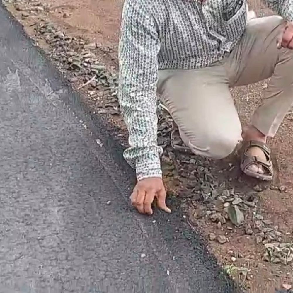 
                 नई सड़क से किसानों की बढ़ी मुश्किलें, गुणवत्ता पर सवाल:नाली निकासी न होने से फसलें तबाह होने की आशंका;घटिया काम का आरोप,भाजपा अध्यक्ष नाराज 
            