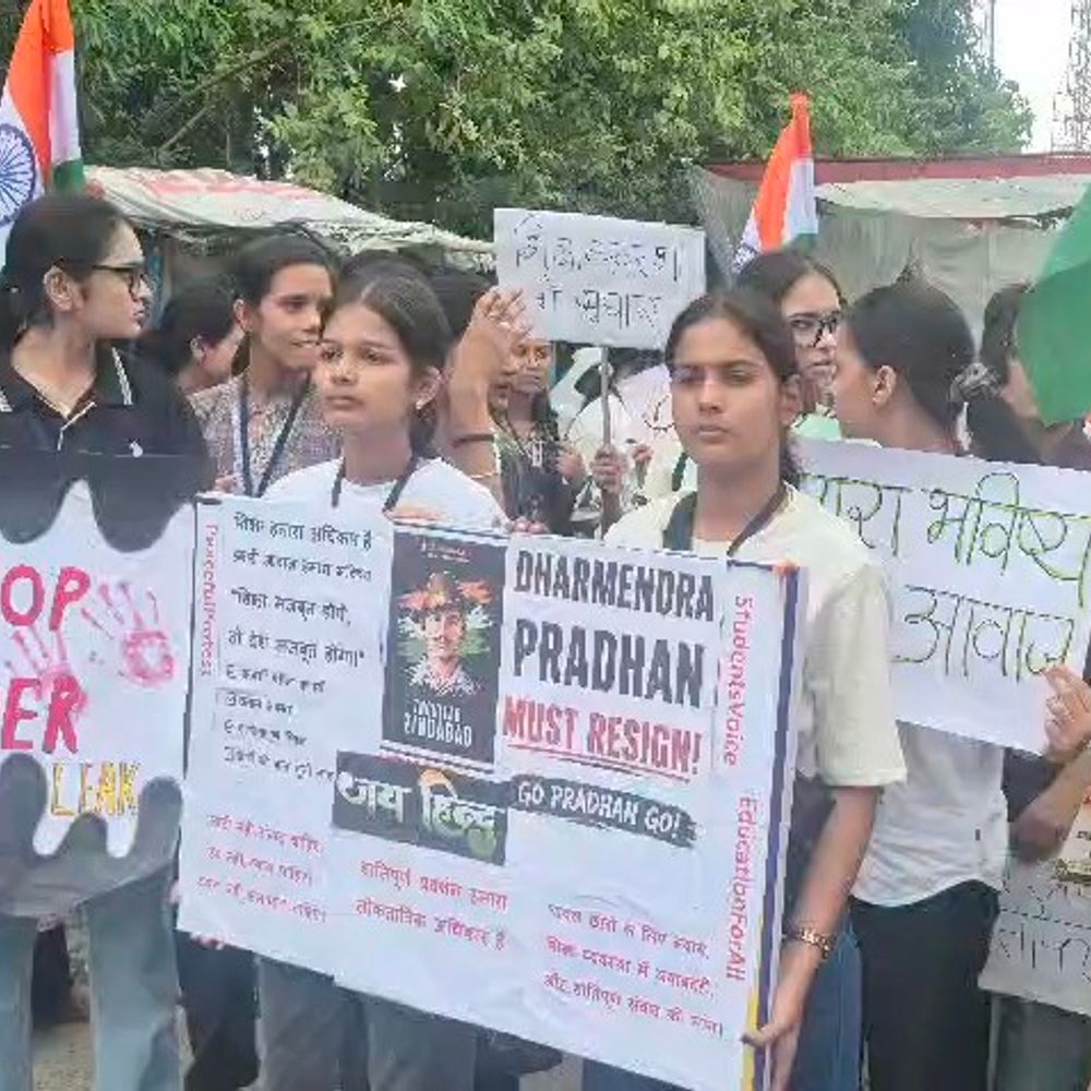 दिल्ली में स्टूडेंट्स पर लाठीचार्ज, विरोध में नरसिंहपुर में प्रदर्शन:नीट पेपर लीक पर केंद्रीय शिक्षा मंत्री धर्मेंद्र प्रधान का इस्तीफा मांगा