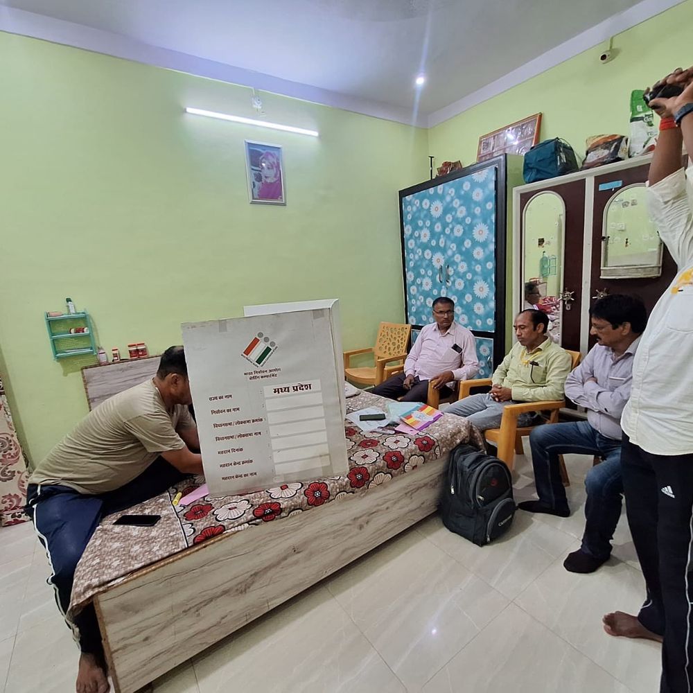 
                 86 में से 85 बुजुर्ग-दिव्यांगों ने घर से डाला वोट:दतिया उपचुनाव: मतदान टीम घर पहुंची, डाक मतपत्र से कराया मतदान 
            