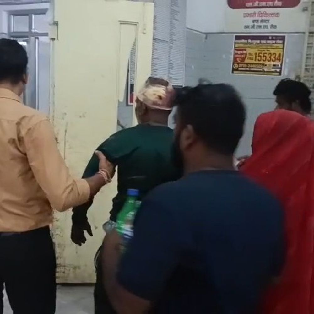 
                 मऊगंज में जमीन विवाद को लेकर खूनी संघर्ष:रोकने पहुंचे किसान के सिर पर सब्बल से हमला; गंभीर हालत में रीवा रेफर 
            