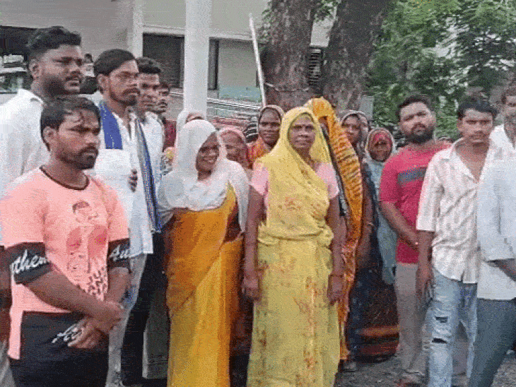 
                 अवैध शराब बिक्री से परेशान रहवासी पहुंचे एसपी कार्यालय:बोले -असामाजिक तत्वों से महिलाएं और बच्चे दहशत में, कार्रवाई की जाए 
            