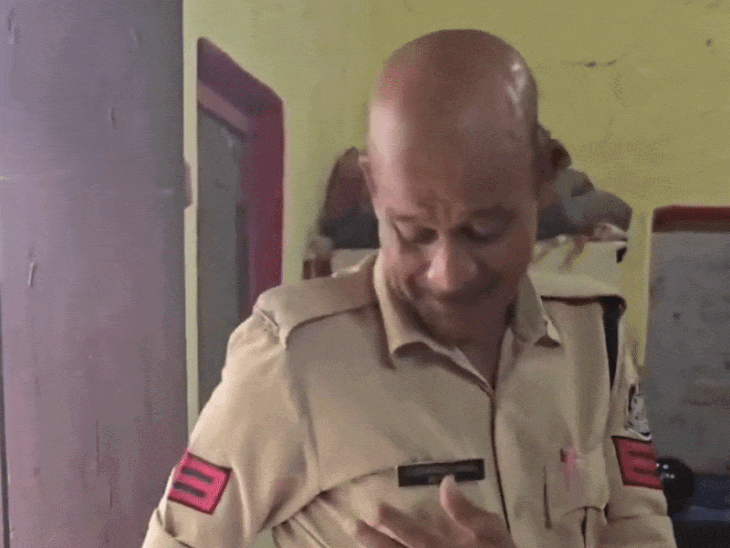 
                 थाने में लड़खड़ाता मुंशी बोला- आज 2 बोतल शराब पी:रीवा में कहा- मैं हूं पुलिस लाइन का गुंडा; खुद को बताया पूर्व एएसपी का असिस्टेंट 
            