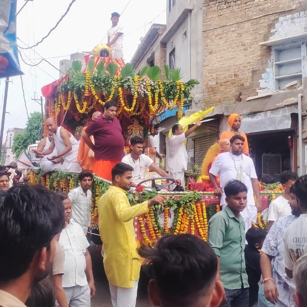 
                 विजयपुर में पहली बार निकाली जगन्नाथ रथयात्रा:उज्जैन से लाया गया रथ, ढोल-नगाड़े के साथ डीजे की धुन पर श्रद्धालुओं ने किया डांस 
            