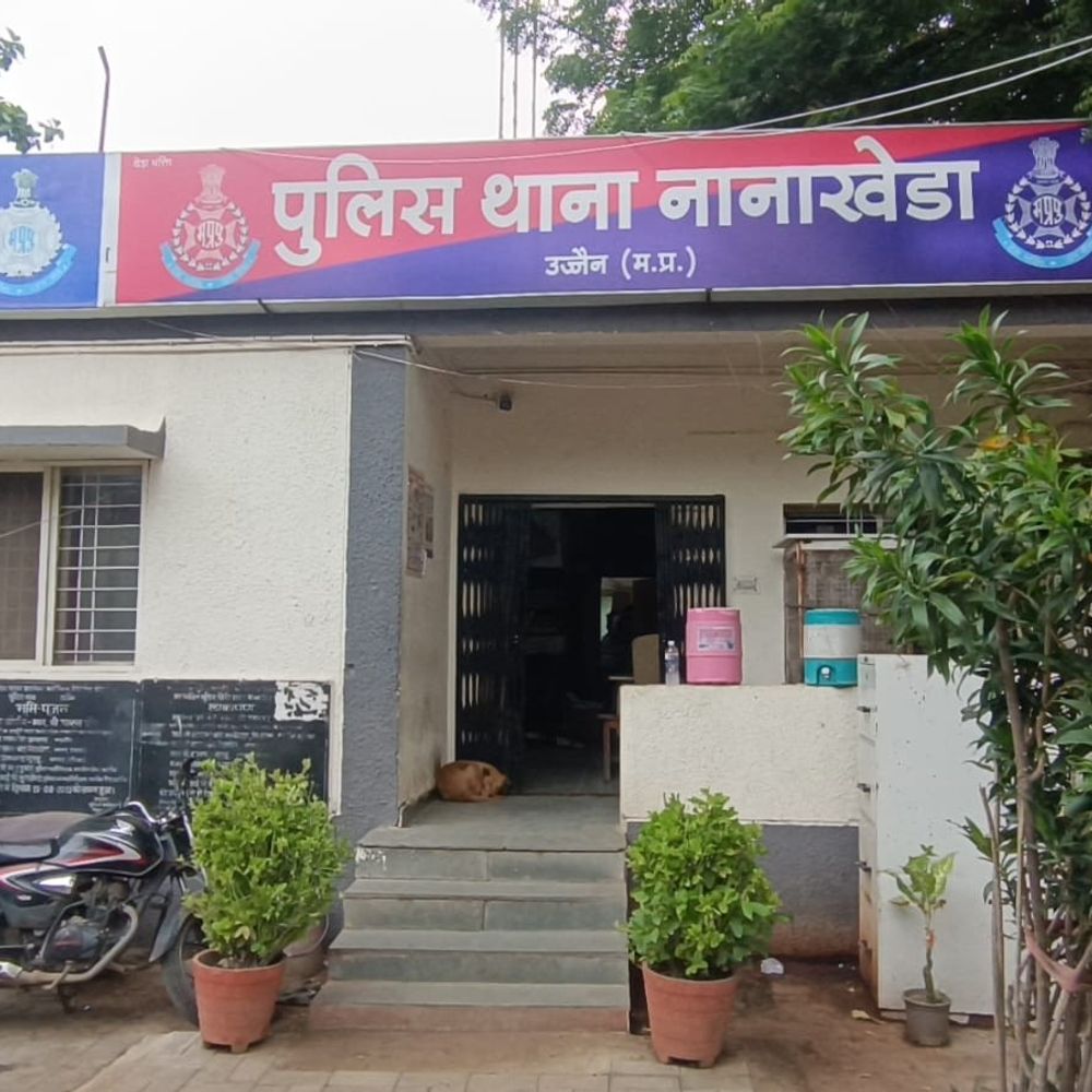 
                 उज्जैन में हनीट्रैप: युवक का अपहरण, 10 आरोपी गिरफ्तार:इंस्टाग्राम पर दोस्ती के बाद युवती ने बुलाया, अश्लील वीडियो से ब्लैकमेल 
            
