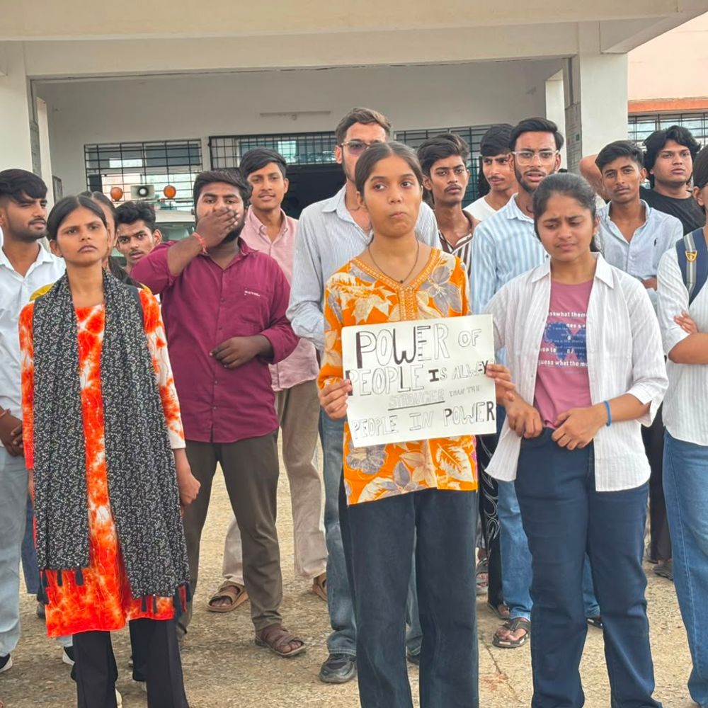 
                 मैहर में छात्रों का एक किलोमीटर तक पैदल मार्च:शिक्षा में सुधार की मांग; छात्रों ने कलेक्ट्रेट पहुंचकर सौंपा ज्ञापन 
            