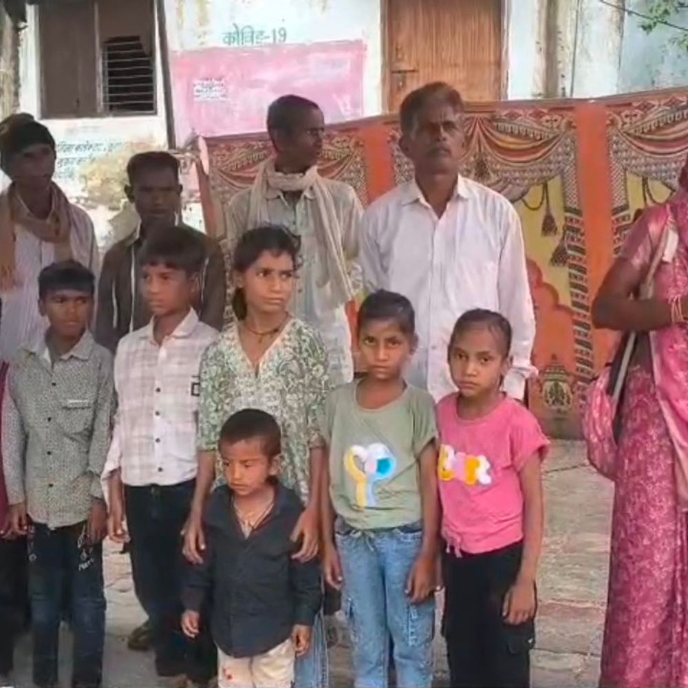 आंगनवाड़ी तक सड़क नहीं होने से बच्चे और महिलाएं परेशान:ग्रामीणों ने सीसी रोड निर्माण और सहायिका पर कार्रवाई की मांग उठाई