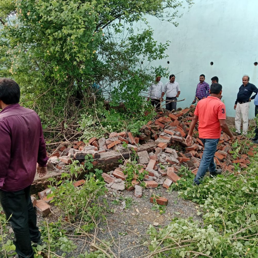 
                 मुक्तिधाम के रास्ते से सालों पुराना अतिक्रमण हटाया:सतना में टीनशेड हटने से लोगों को निकलने में नहीं होगी परेशानी 
            