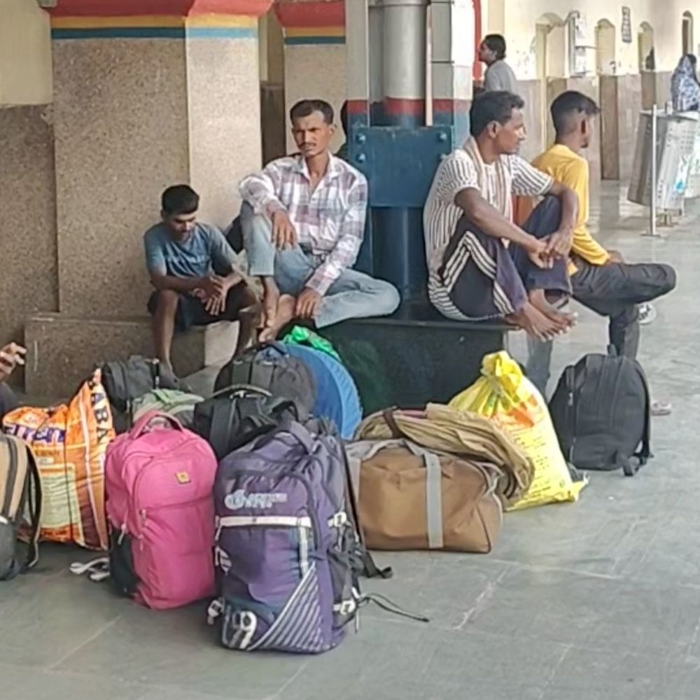 साहिबाबाद में मालगाड़ी पटरी से उतरी:हाथरस में पैसेंजर ट्रेनें रद्द, हजारों यात्री परेशान हुए