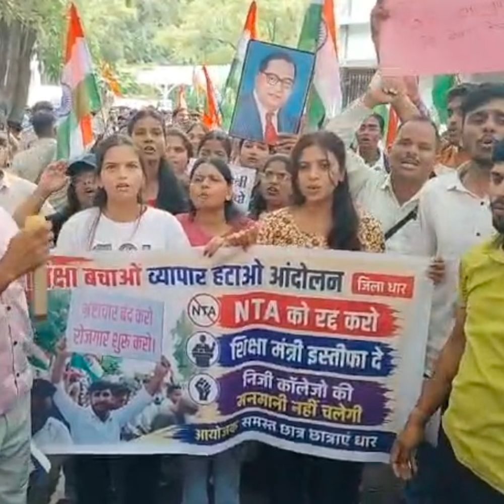 
                 नीट पेपर लीक पर धार में छात्रों का प्रदर्शन:कलेक्टर ज्ञापन लेने नहीं पहुंचे, नाराज छात्रों ने कार्यालय परिसर में धरना शुरू किया 
            