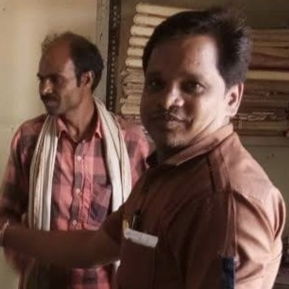 
                 आलीराजपुर सहकारी बैंक में ₹24.12 लाख का गबन, कैशियर फरार:शाखा प्रबंधक निलंबित, अतिरिक्त फंड की मांग से खुला राज; बैंक प्रबंधन कराएगा FIR 
            