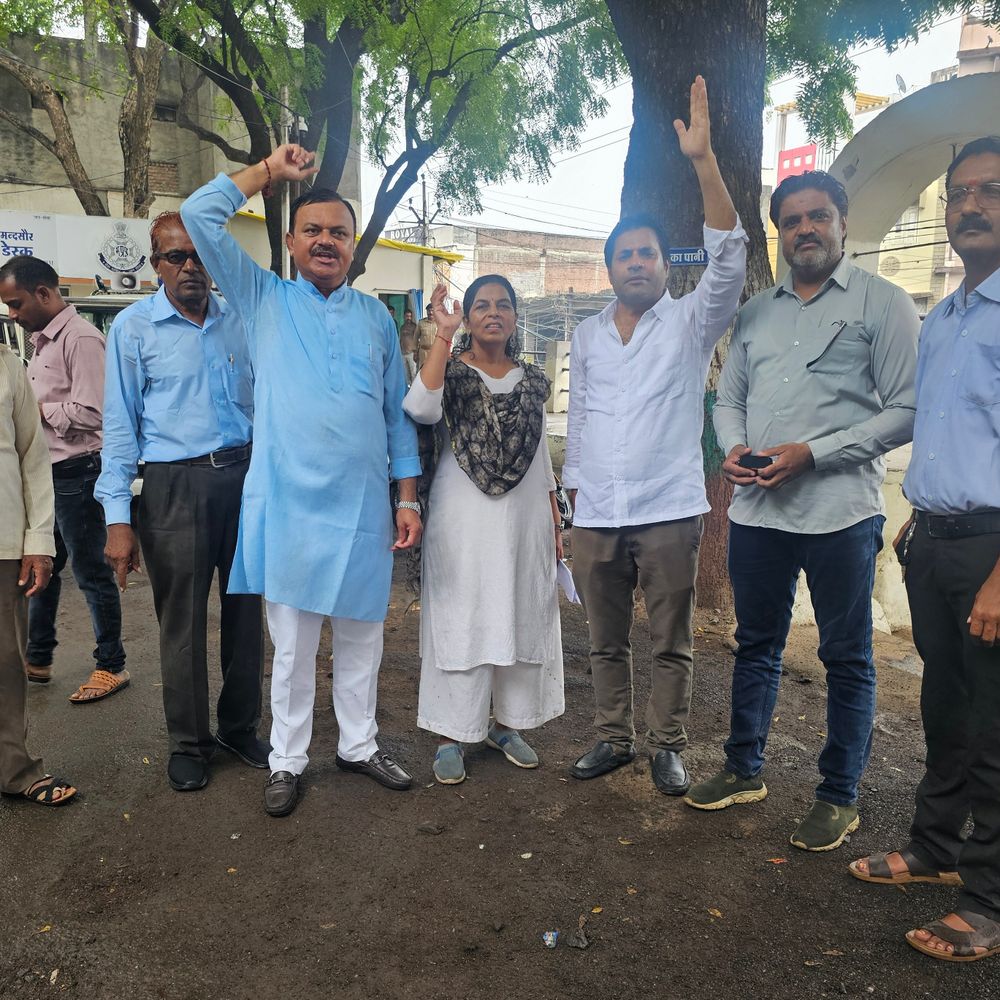 
                 दिल्ली में छात्रों पर लाठीचार्ज, कांग्रेस का विरोध प्रदर्शन:मंदसौर में गांधी चौराहे से कोतवाली तक मार्च, राष्ट्रपति के नाम सौंपा ज्ञापन 
            