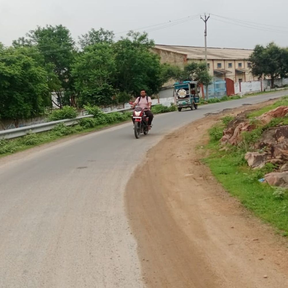 
                 अड़जार धाम सड़क चौड़ीकरण की मांग:मौनी महाराज की पुण्यतिथि से पहले लोग बोले- श्रद्धालुओं को होती है परेशानी 
            